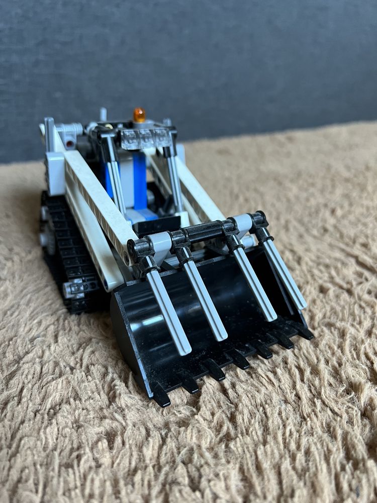 LEGO 42032 Mała ładowarka