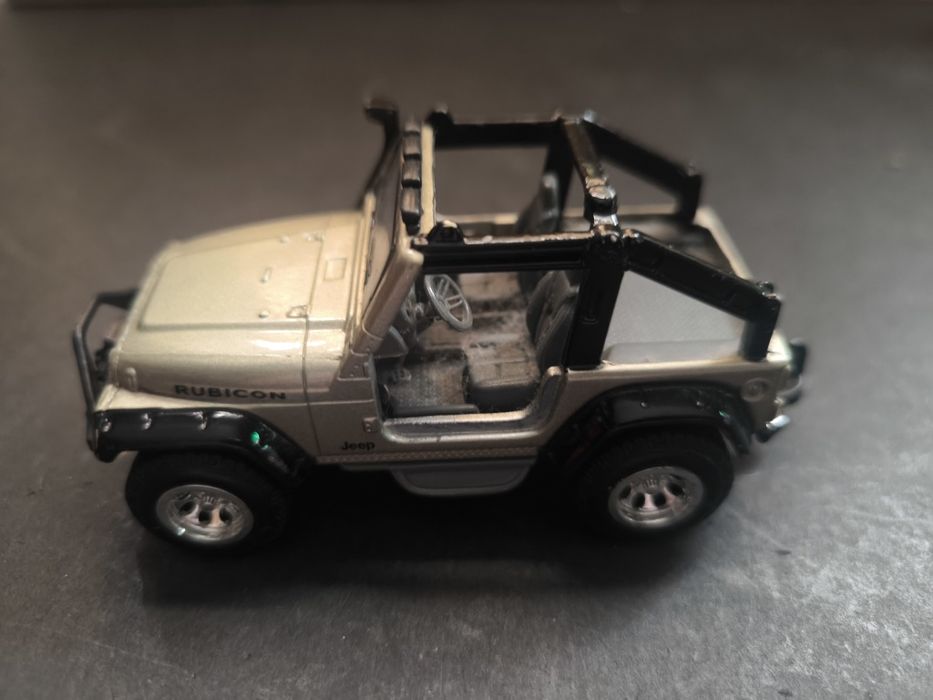 Miniatura de Jeep Rubicon em tom prateado.