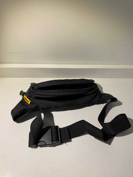 Saszetka nerka CAT® – czarna, praktyczna, regulowany pasek