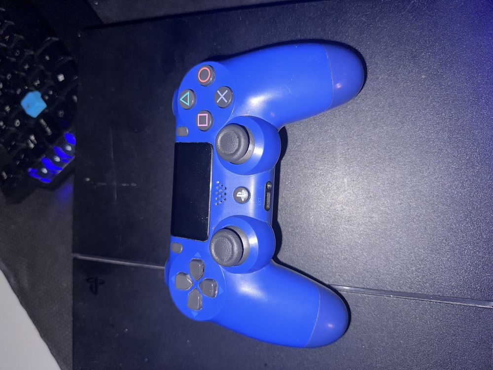 Vendo ps4 500g negociável