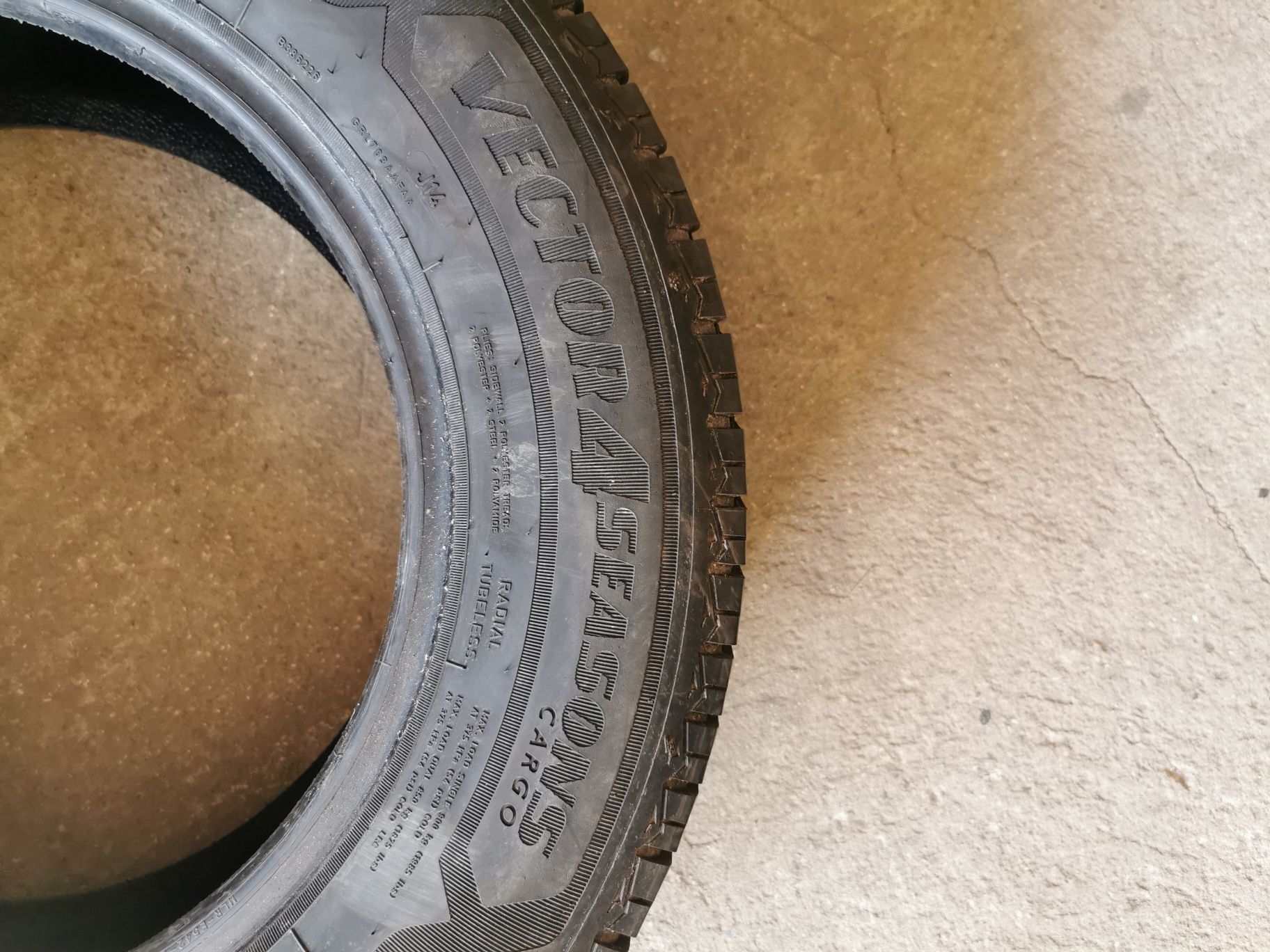 Para opon 215/65R15C 104/102T Goodyear Vector 4Seasons CARGO Z 2021r.