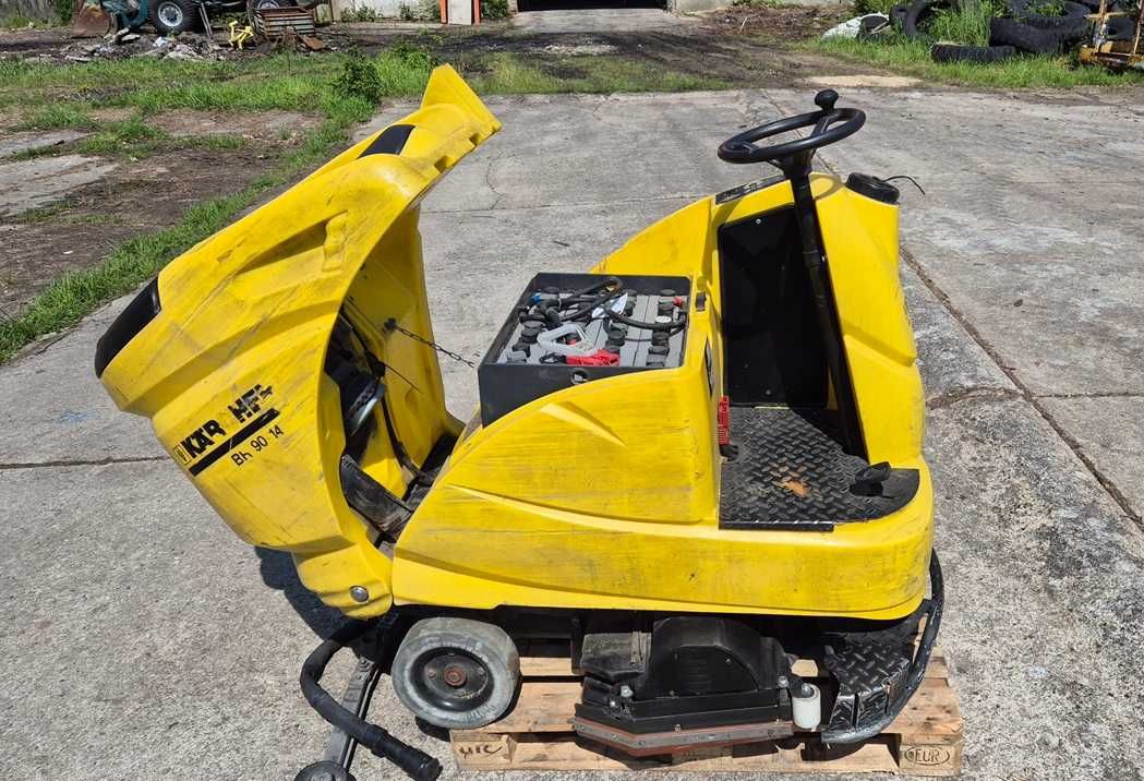 Szorowarka myjka elektryczna do podłóg powierzchni Karcher Br 140 R