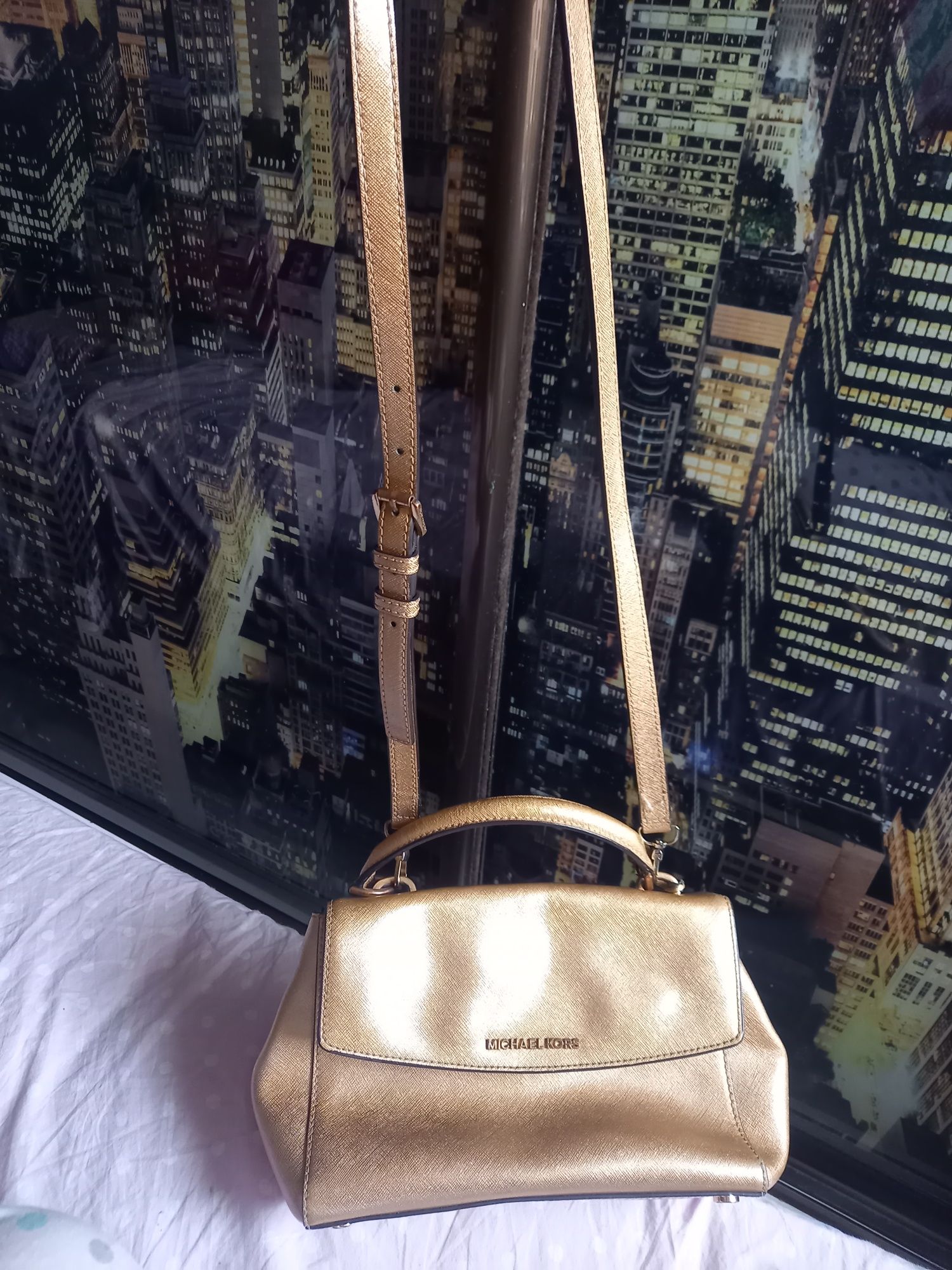 Золотистая сумка Michael Kors 17×30