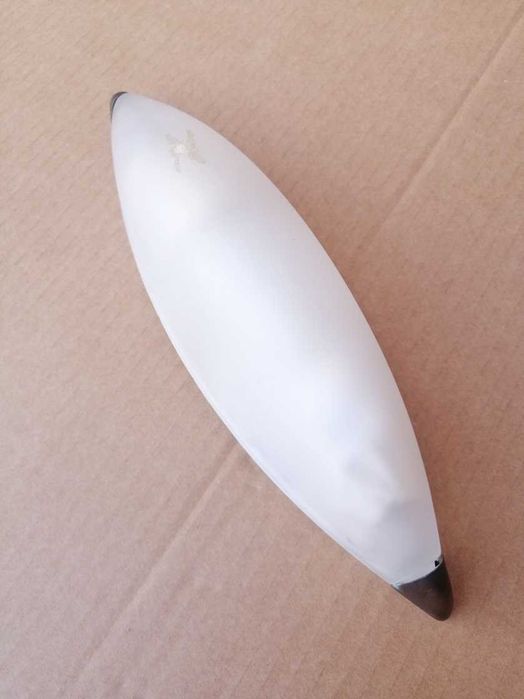 Lampa / kinkiet, szklana mleczna z miedzianozłotymi zdobieniami.