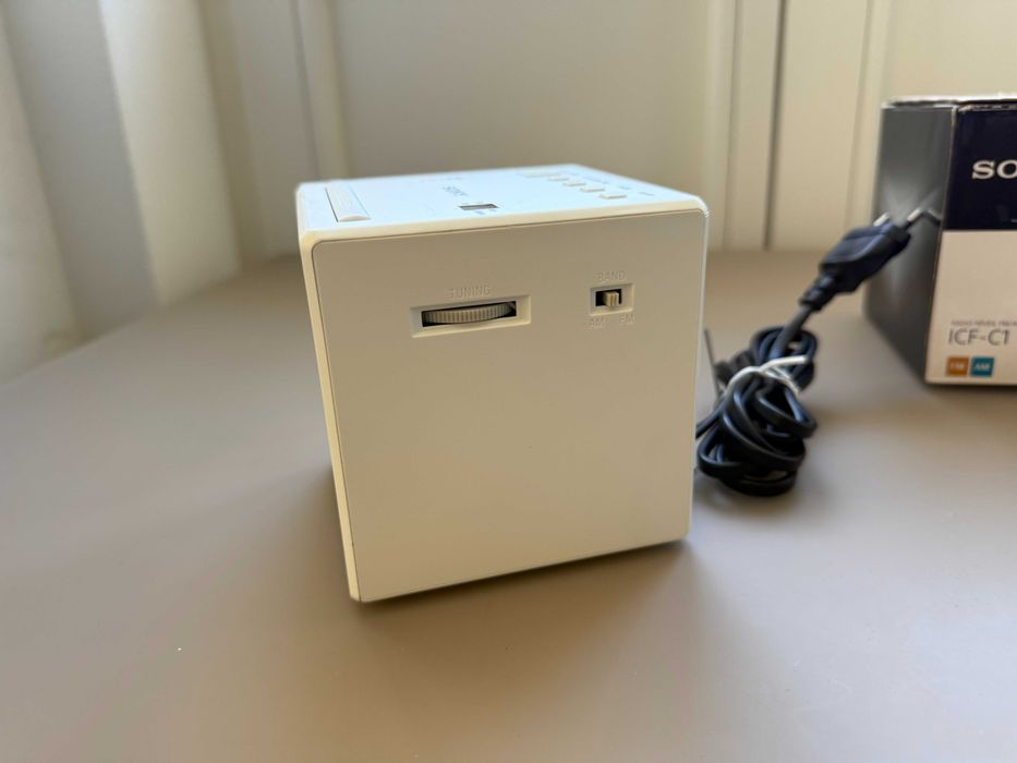 SONY ICF-C1 Портативний радіоприймач - годинник/радіо/будильник