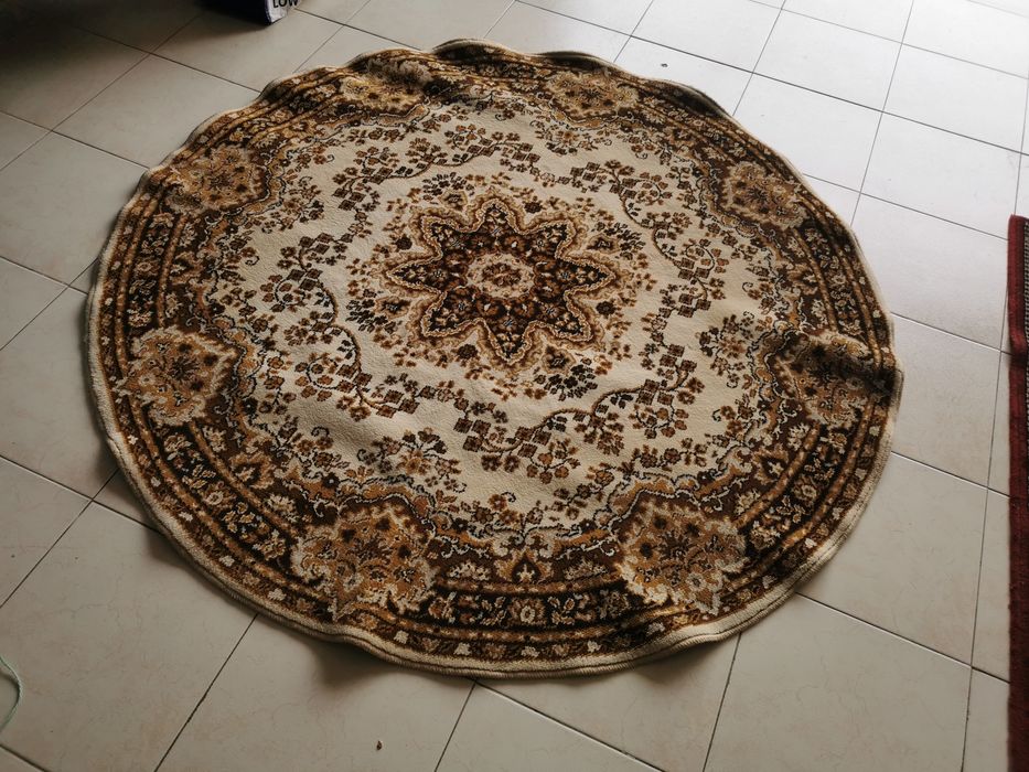 Carpete oval em bom estado de conservação