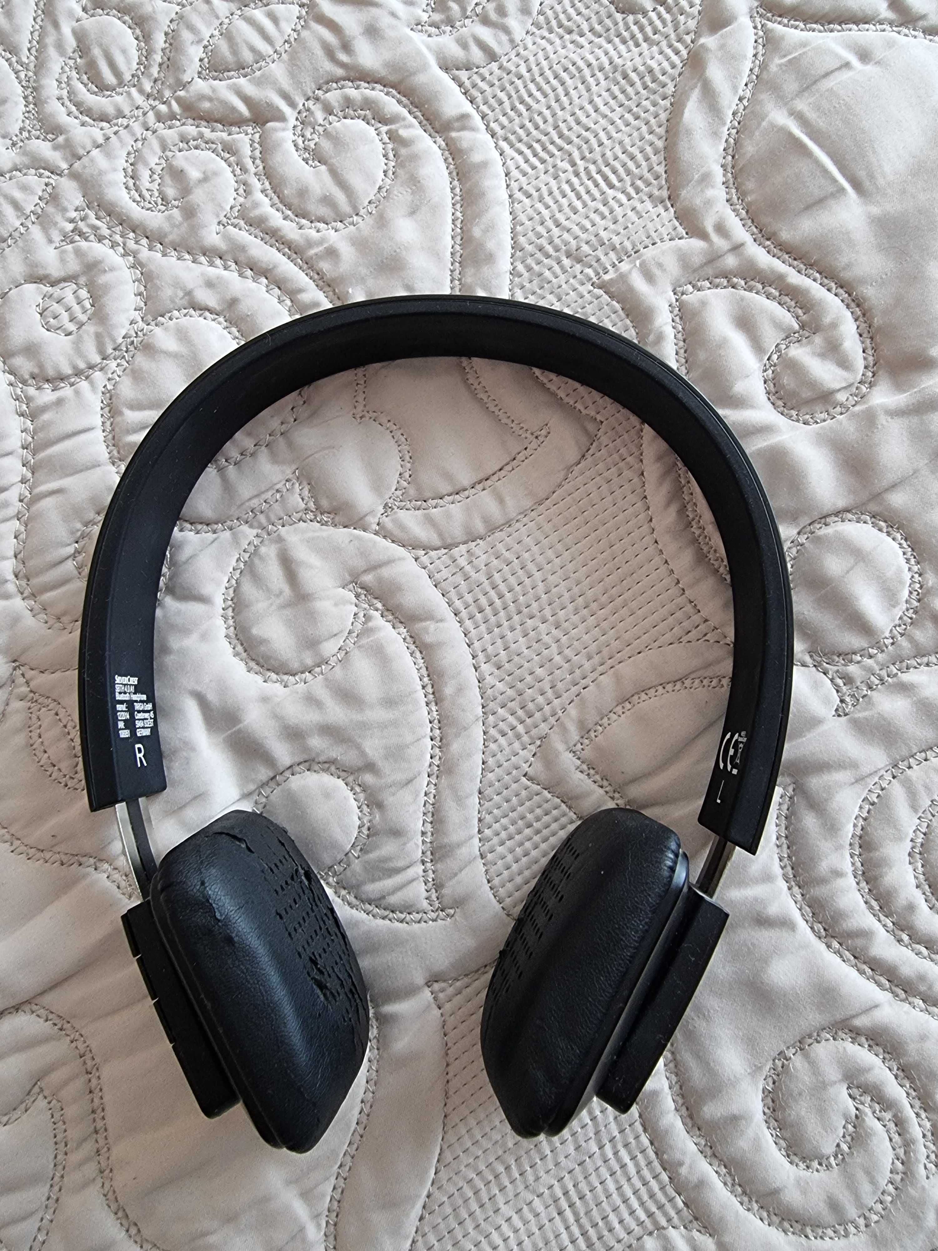 Czarne słuchawki bezprzewodowe bluetooth