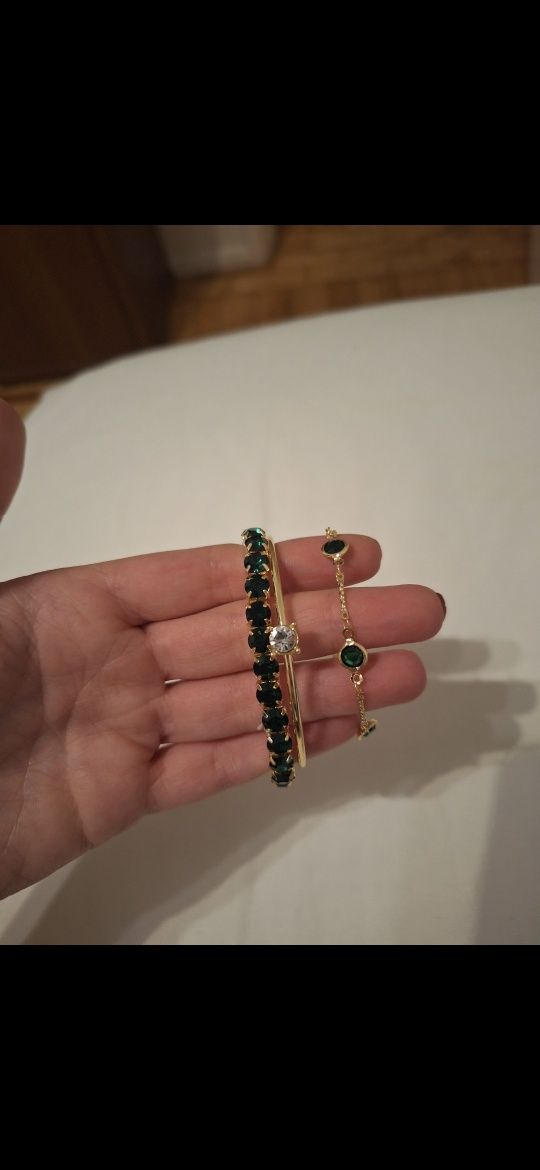 Pulseiras dourada e verde
