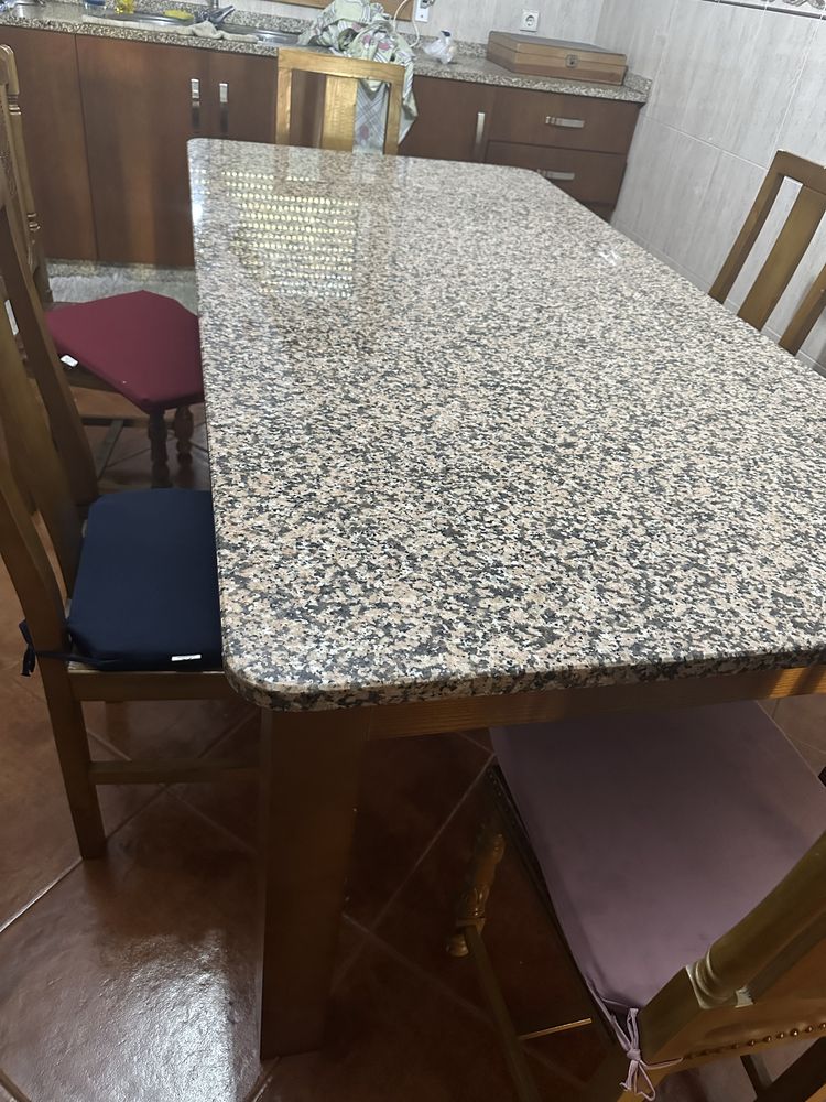 Mesa com 8 cadeiras