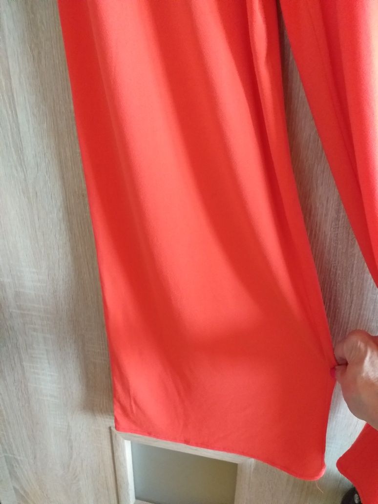 Elegancki kombinezon bez rękawów w pięknym kolorze
