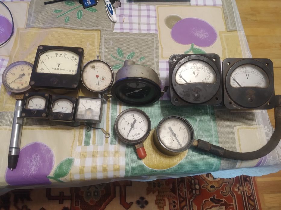 Приборы в ассортименте ( вольтметр, амперметр, манометр )