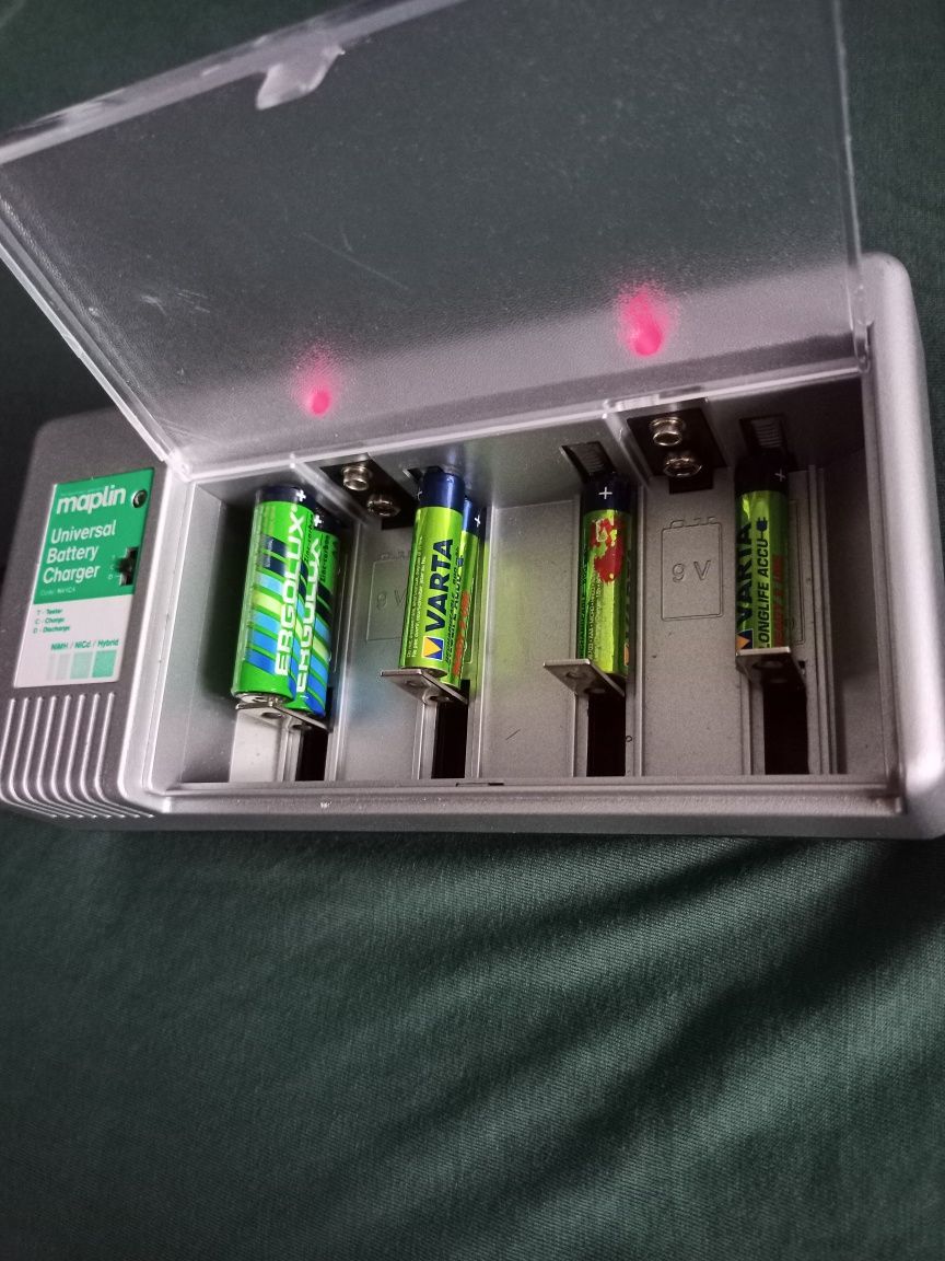 Универсальное зарядное устройство для аккумуляторных батарей. США