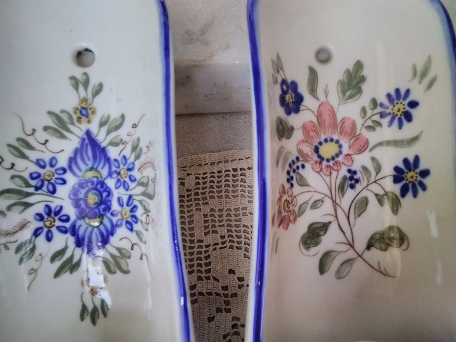 Dois castiçais em loiça de Viana do Castelo