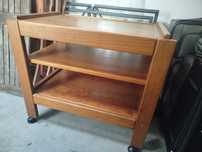 Mesa de apoio com rodas