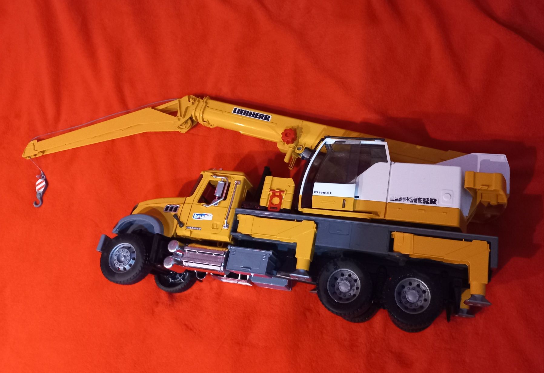 Bruder 02818 Mack z dźwigiem Liebherr