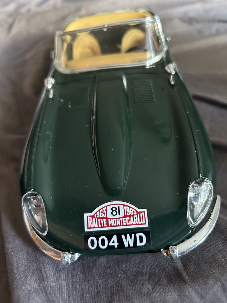 Jaguar “E” 1961 scala 1/18