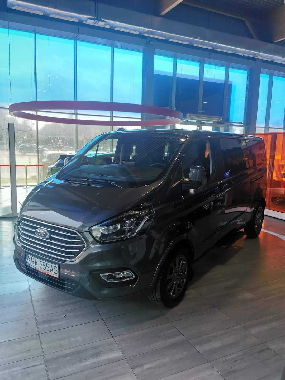 Wynajem busa 8-osobowego Ford Tourneo Custom napęd 2WD