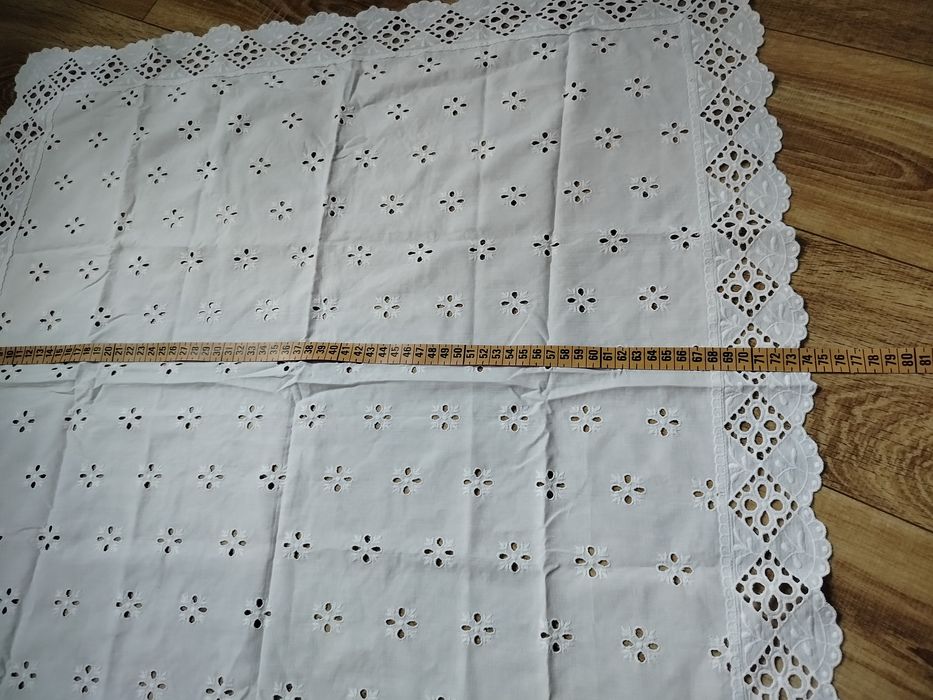Biały haftowany obrus na stoliczek