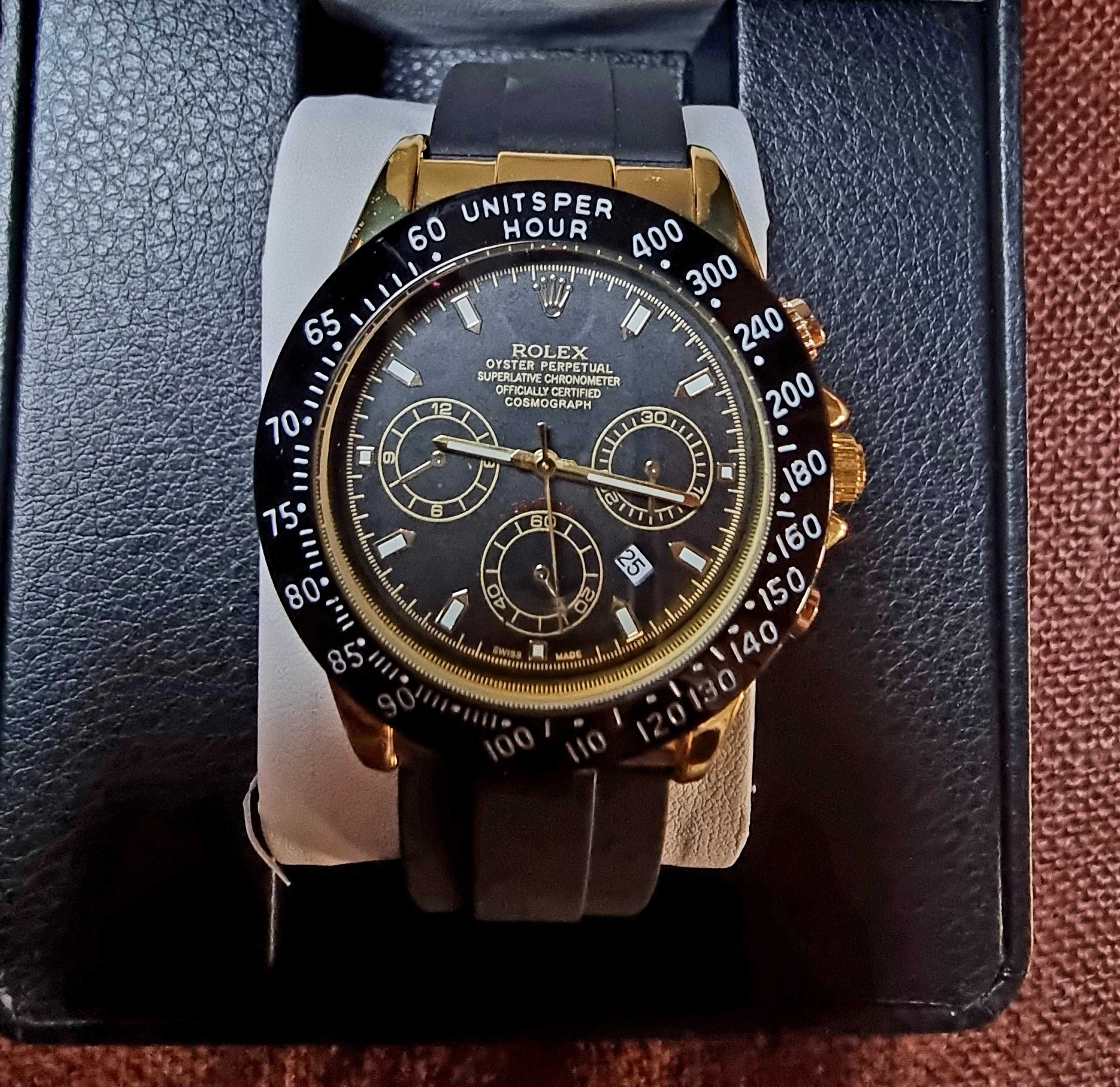Relógio Novo muito elegante com pulseira em borracha preta