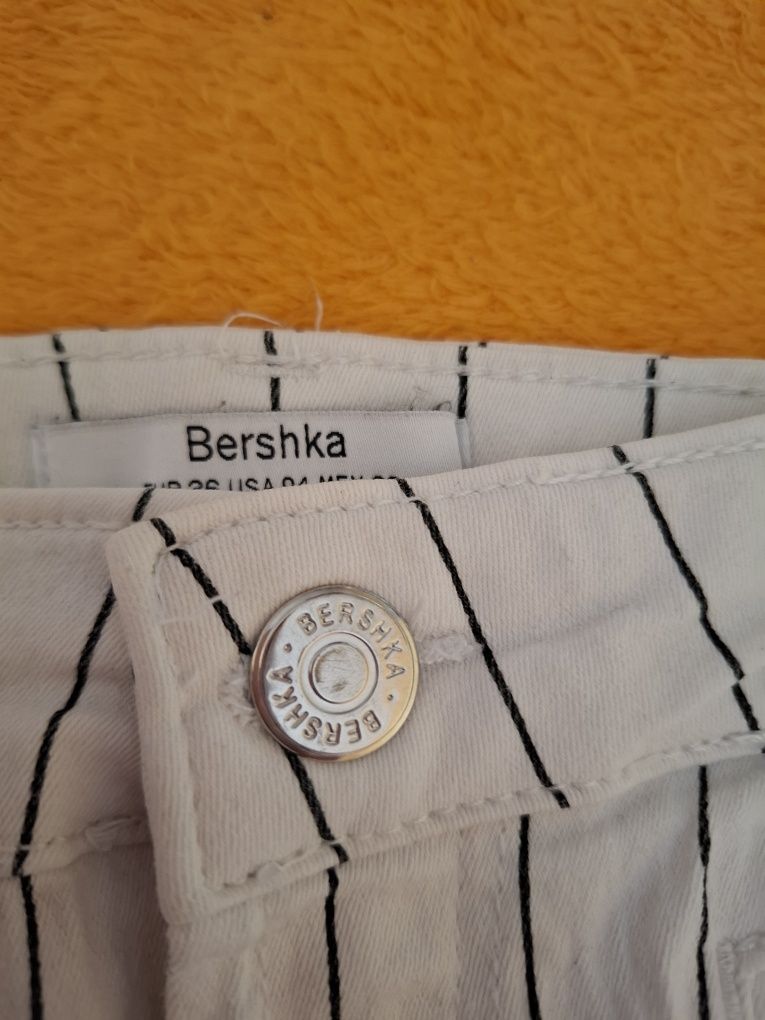 Eleganckie białe spodnie w czarne paski rozmiar 32 Bershka