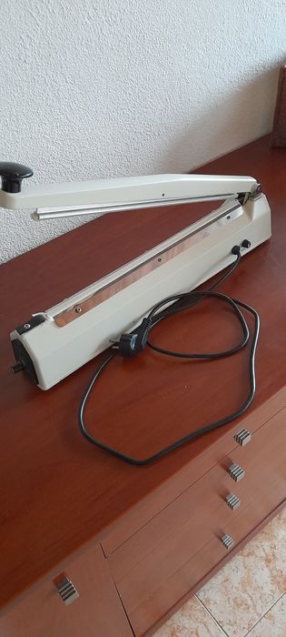 Máquina  de selar/fechar sacos de plástico até  20  cm de largura.