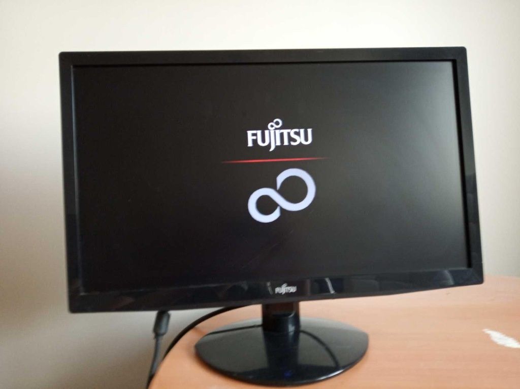 ТОНКИЙ яркий 'Монітор 20" Fujitsu L20T-2 LED з вбудованими динаміками