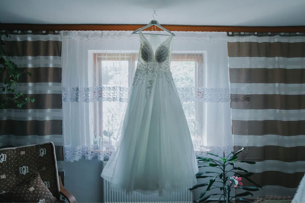 Suknia ślubna brokatowa