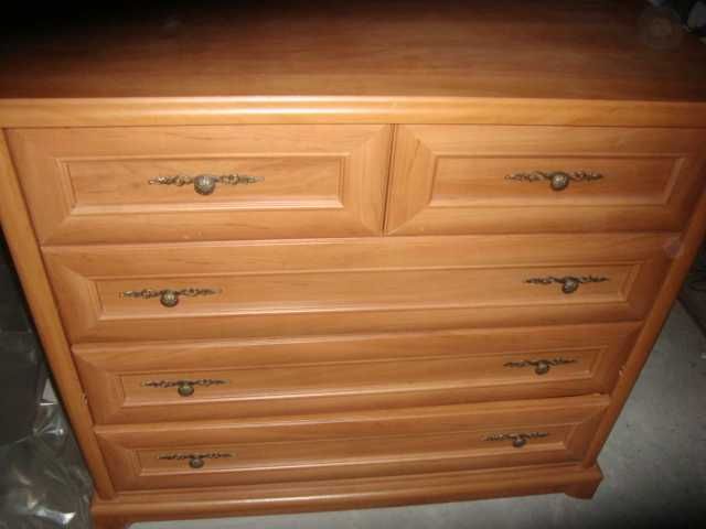 Komodę sprzedam plus dwa fotele.