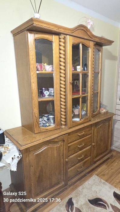 Drewniana komoda z nadstawką