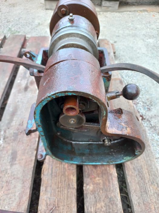 Передня бабка, гітара, станина.