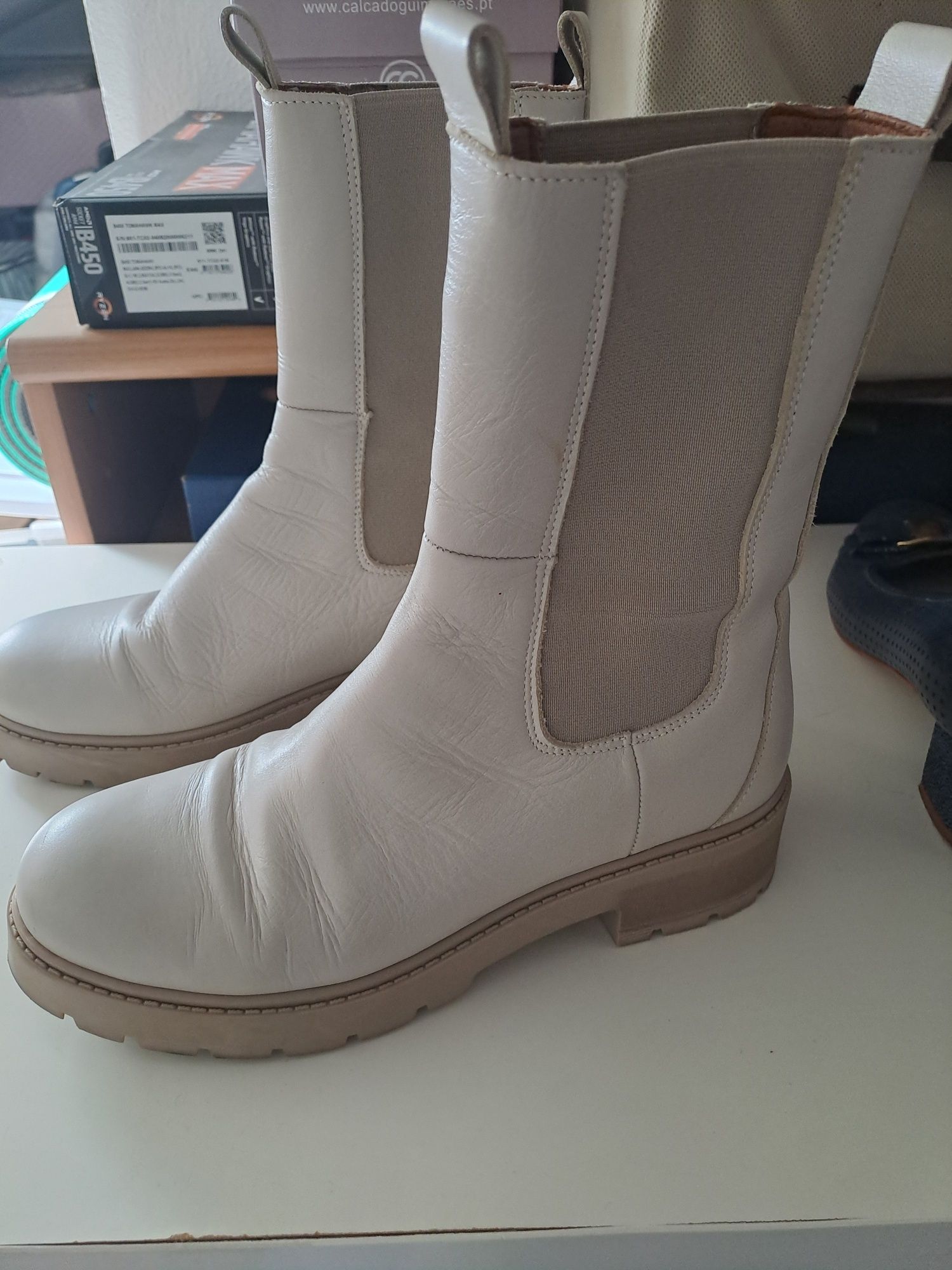 Bota em pele bege de meio cano, como novas.