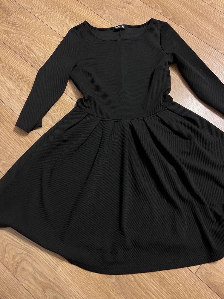 Czarna sukienka - z rękawkiem