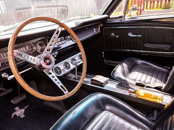 Auto do ślubu - Mustang klasyczny z 1965 roku