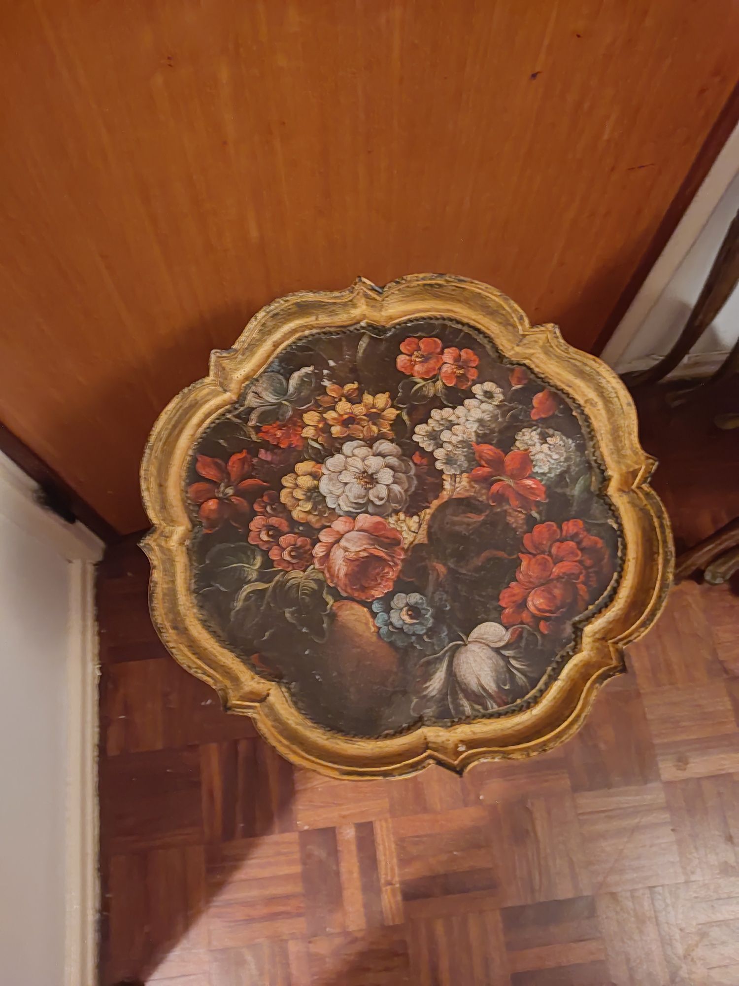 Mesa antiga com mais de 60  anos