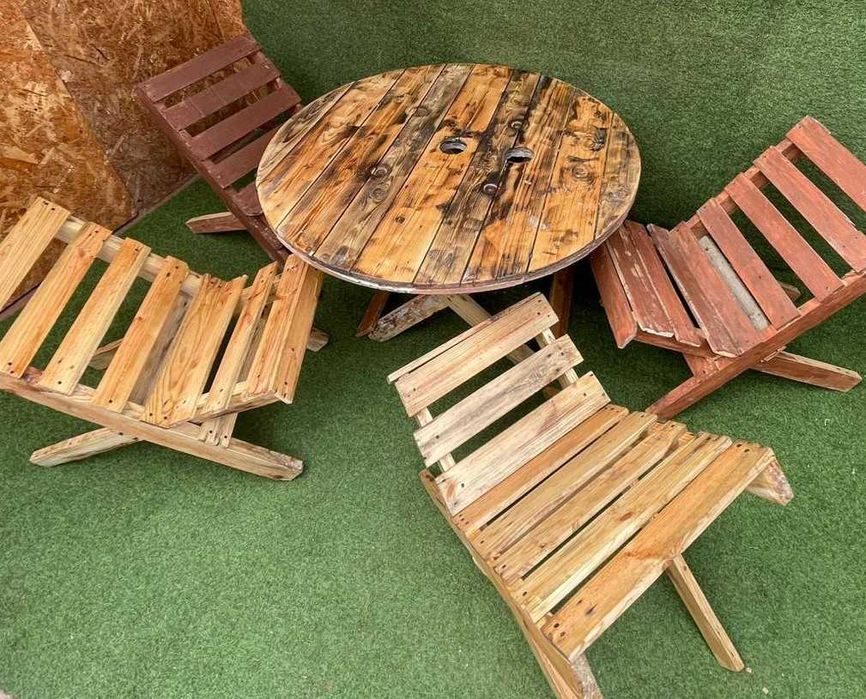 Artesanato , mesa com 4 cadeiras rebativeis