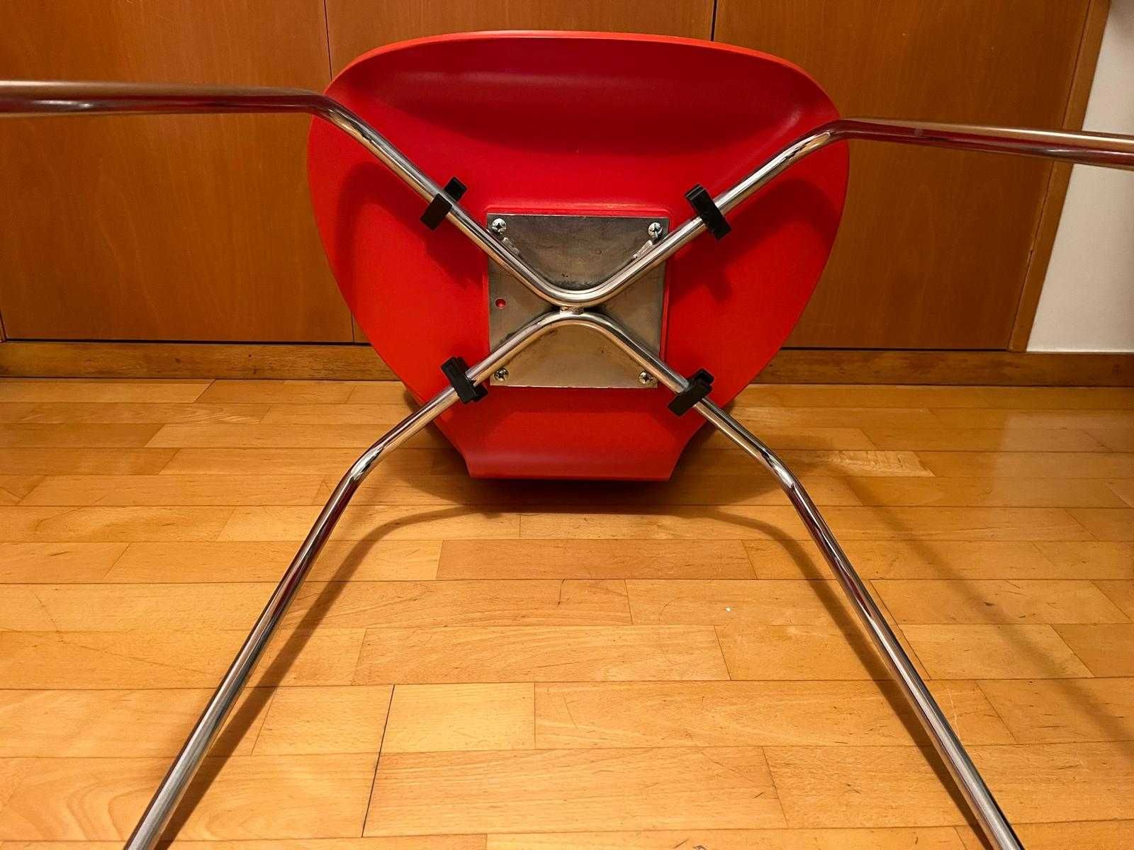 Cadeira de madeira robusta em Vermelho, design contemporâneo
