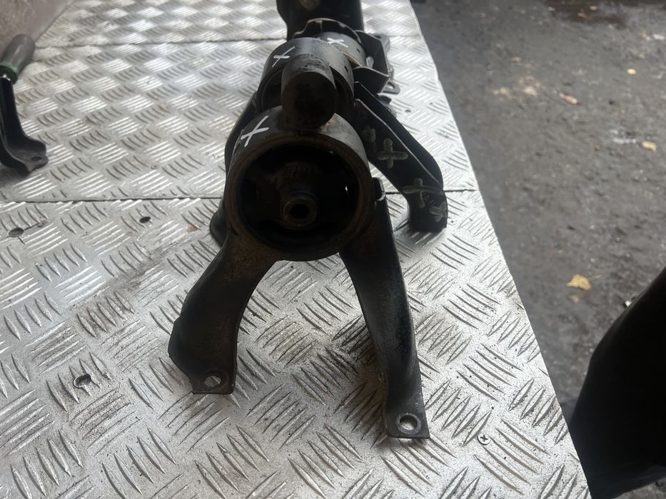 Подушка двигателя мотора коробки лансер 10 lanser x обьем 2.0 1.6 1.5