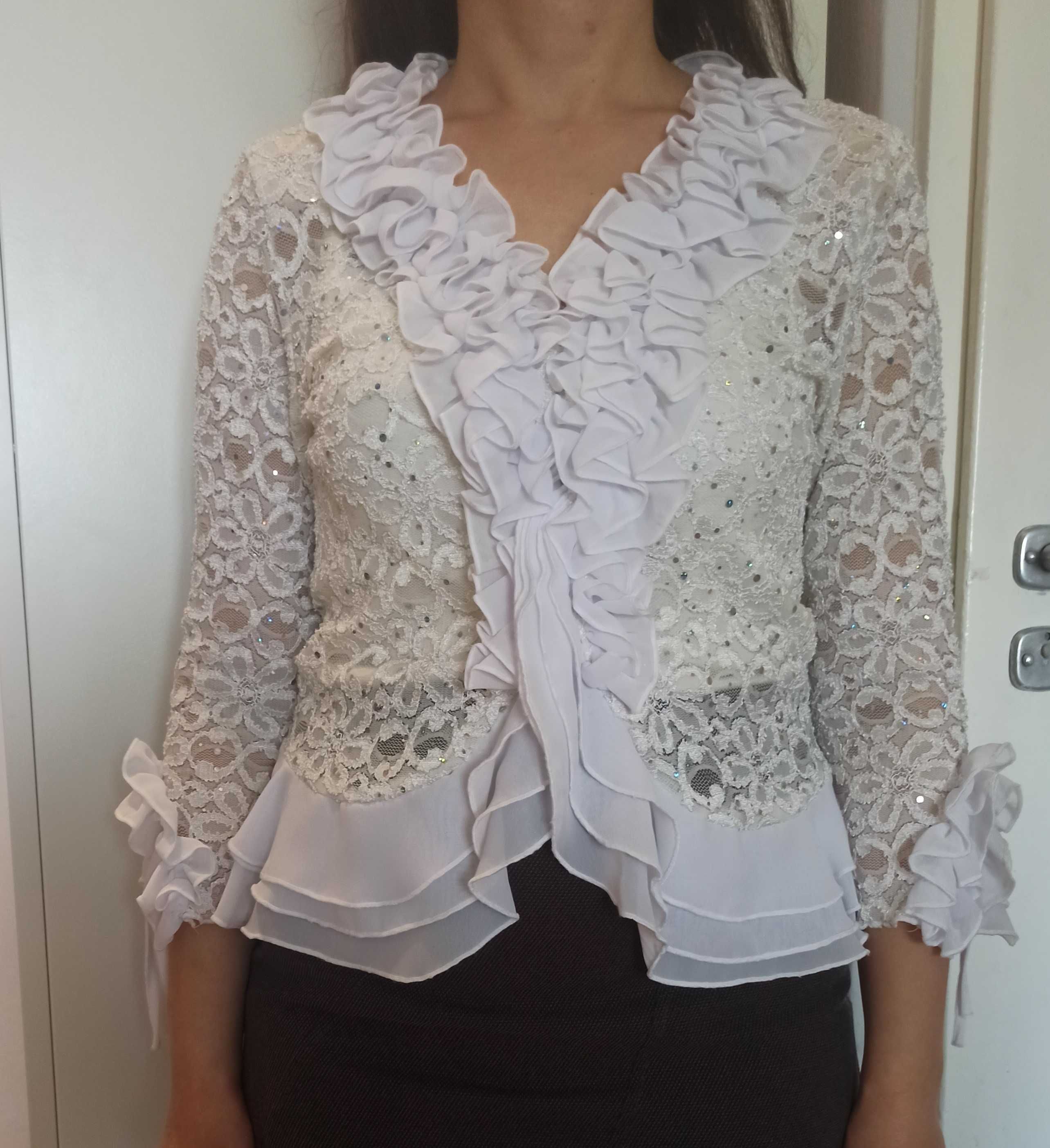 Elegancka biała koronkowa bluzka