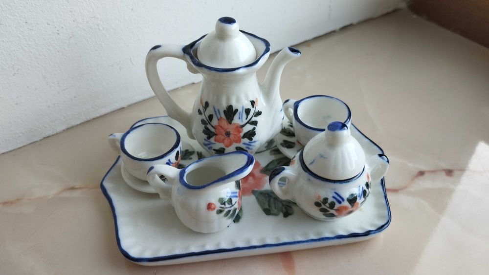 Ляльковий порцеляновий посуд.