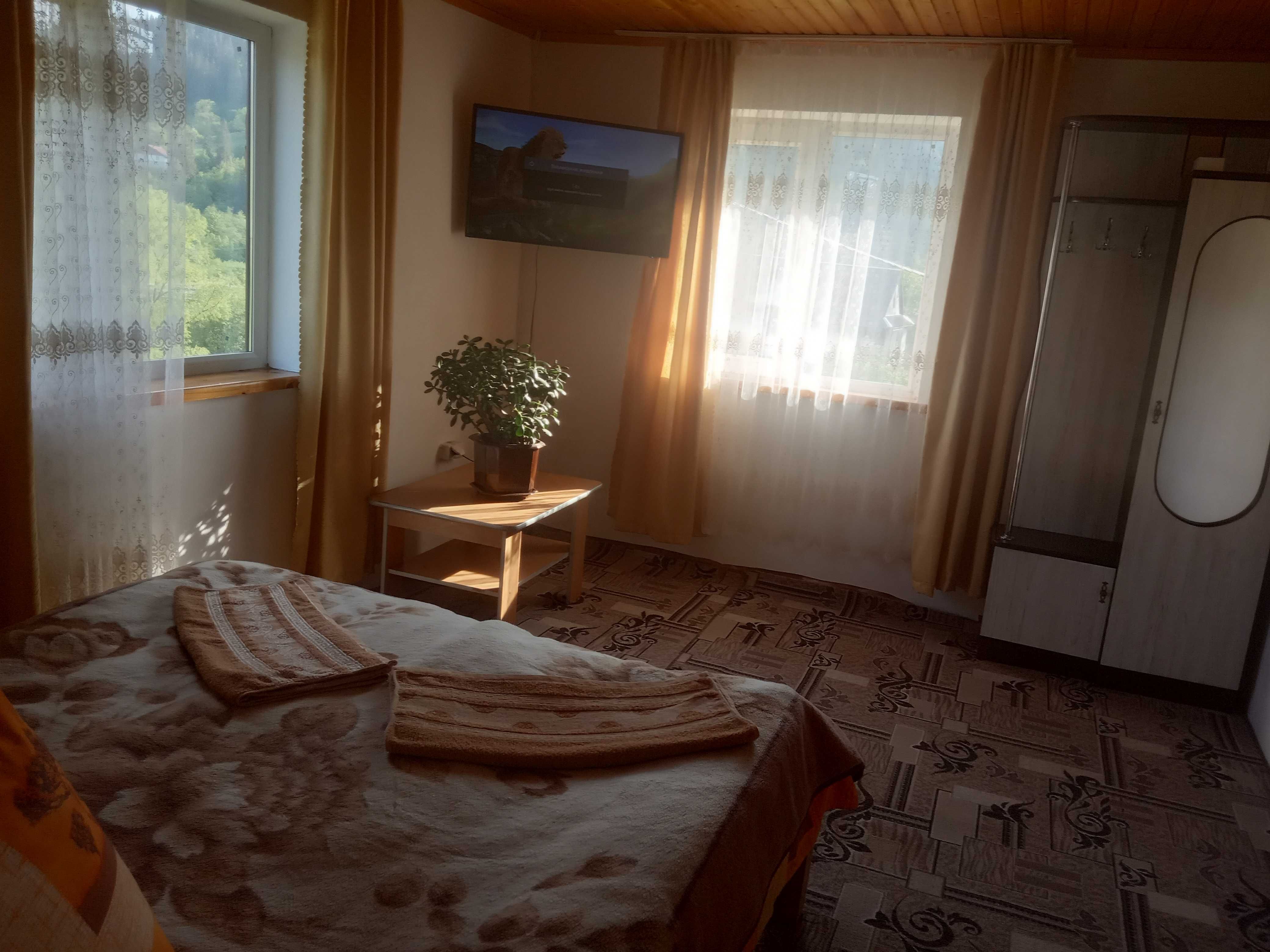 Здається котедж або кімнати .В Карпатах на березі р.Прут м.Яремча