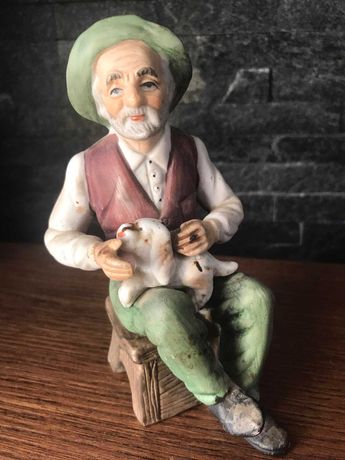 Porcelanowy dziadek z psem figurka