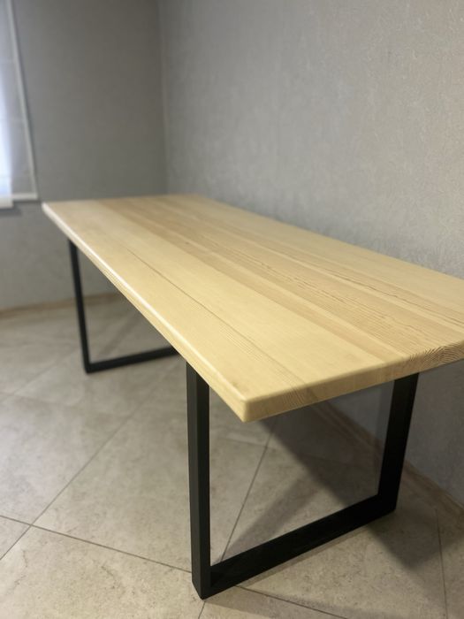 Стіл,деревʼяний,жилізні ніжки