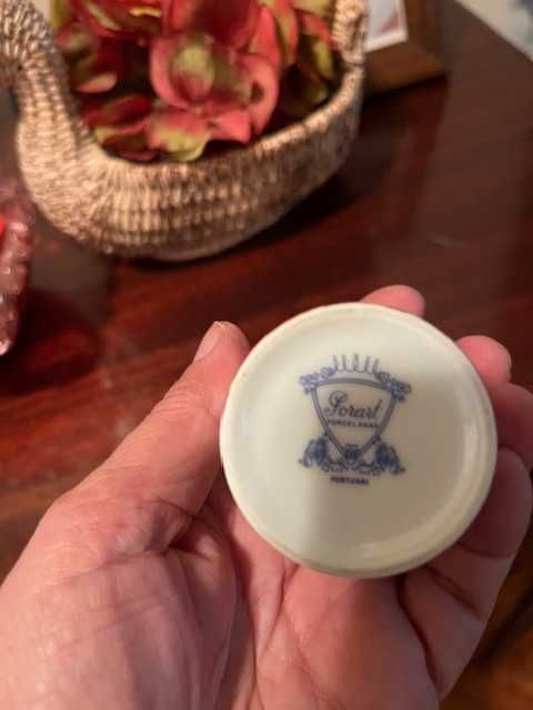Caixa e pote em porcelana
