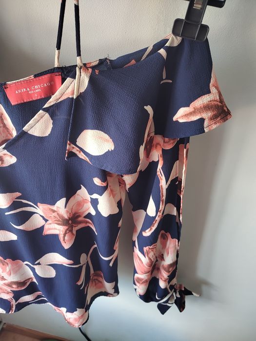 Bluzka w kwiaty z wyciętymi ramionami i rekawami