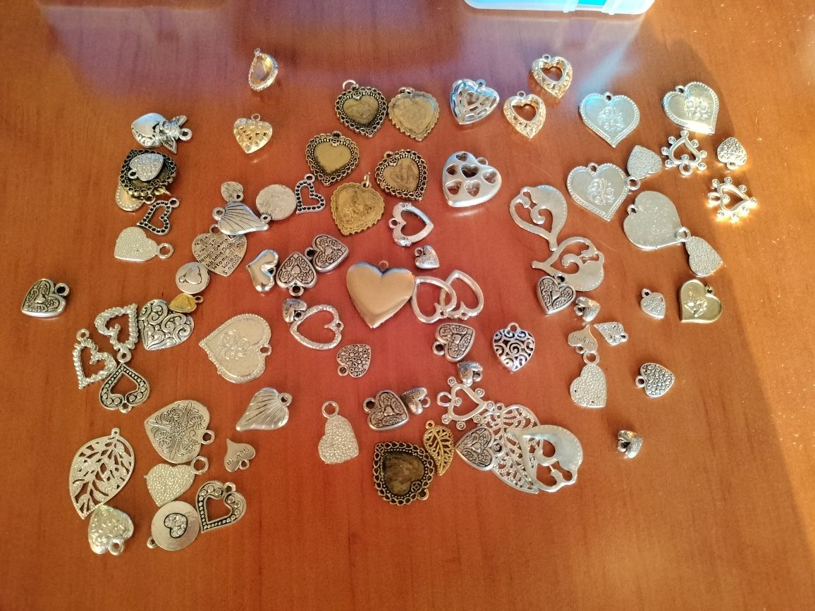 Caixa com Bijuteria  centenas de peças colares brincos