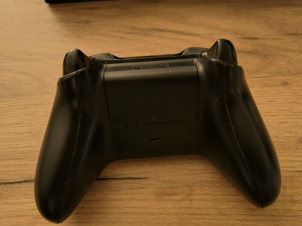 Xbox One X 1TB + Orginalny Pad