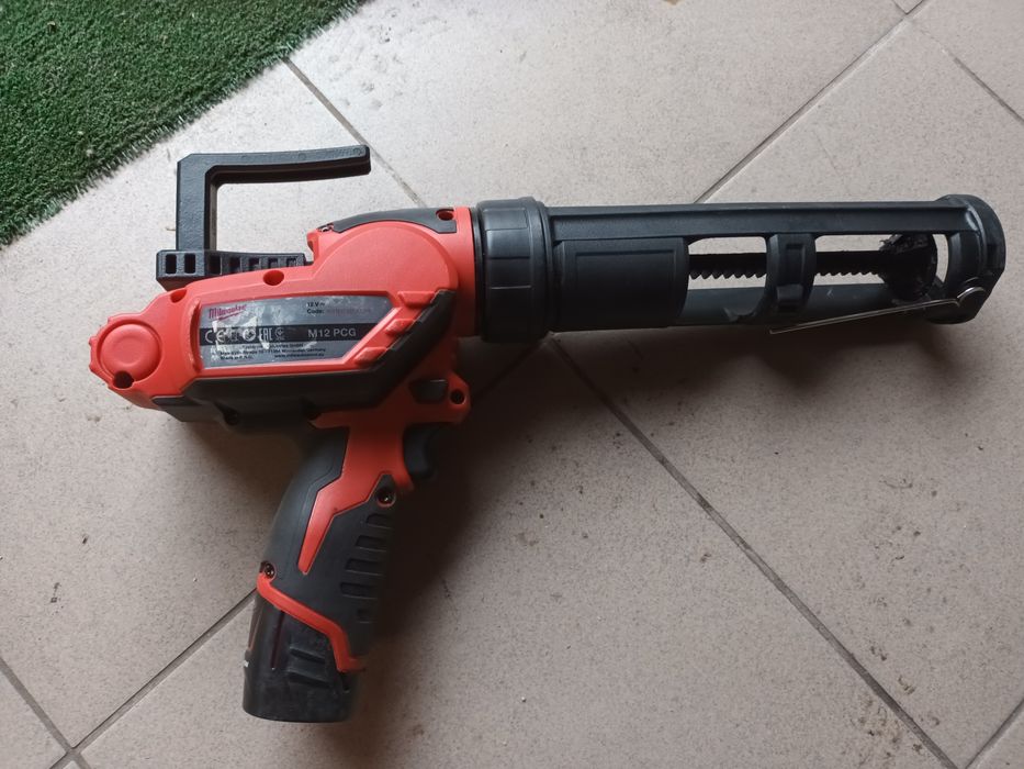 Milwaukee silikoniarka M12 PCG + bateria 3ah