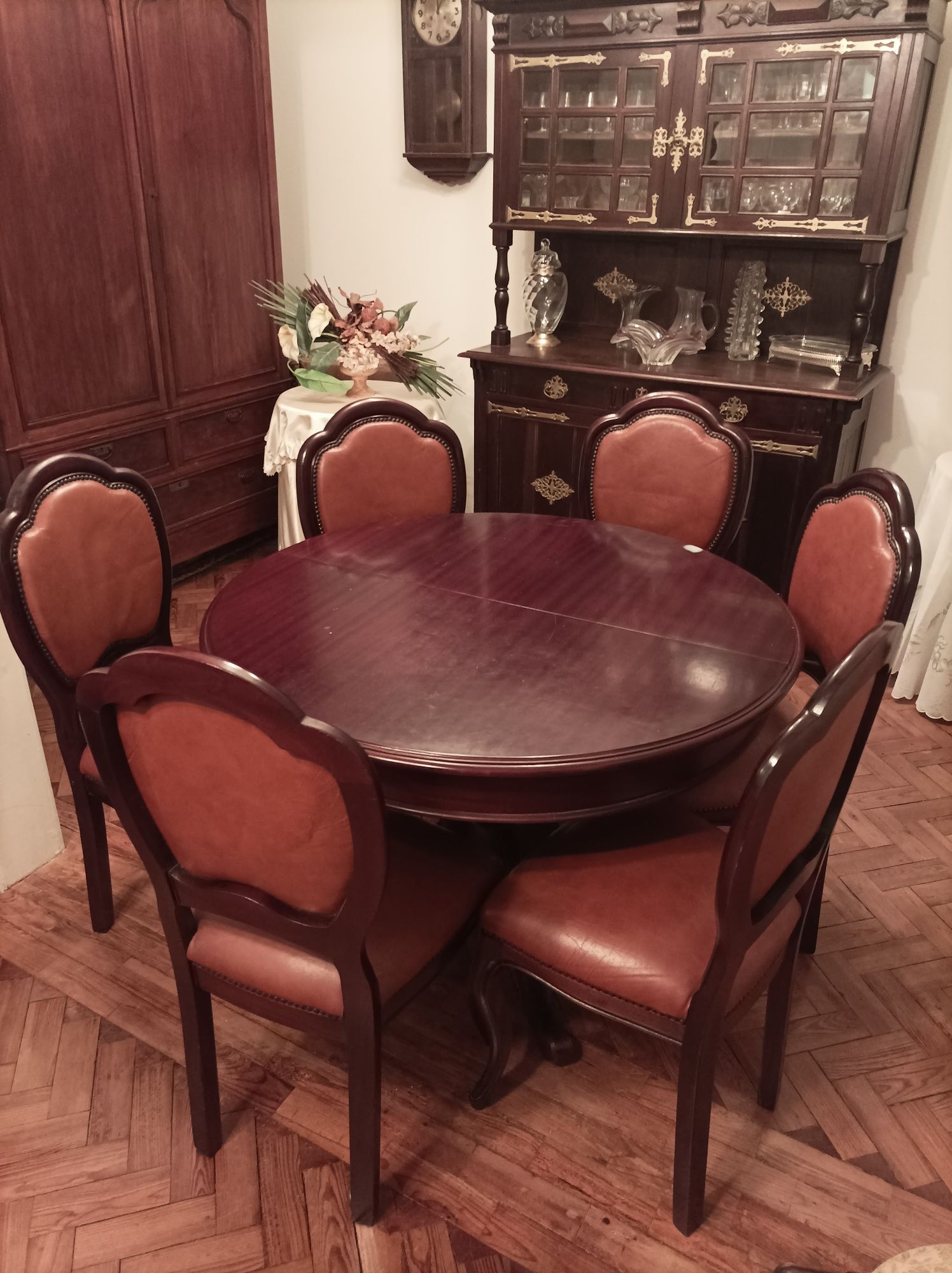 Mesa de jantar com cadeiras