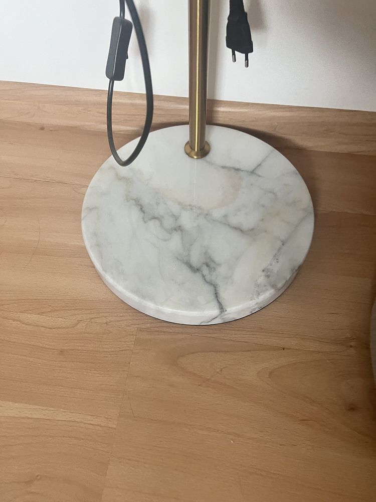 Lampa ze stacja ładującą