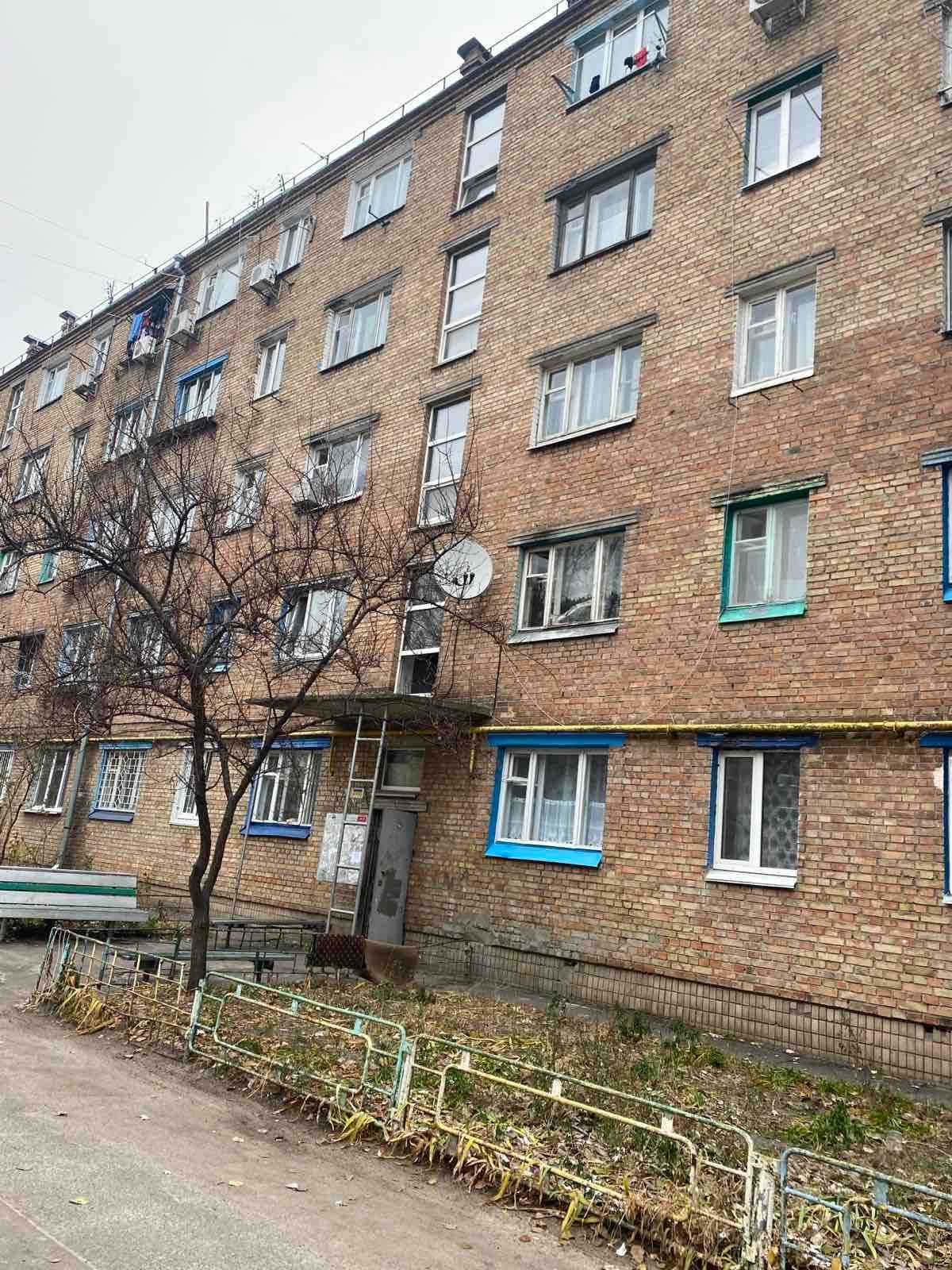 Продам кімнату в гуртожитку. 15 кв.м.Подільський р-н.(Без комісійних)